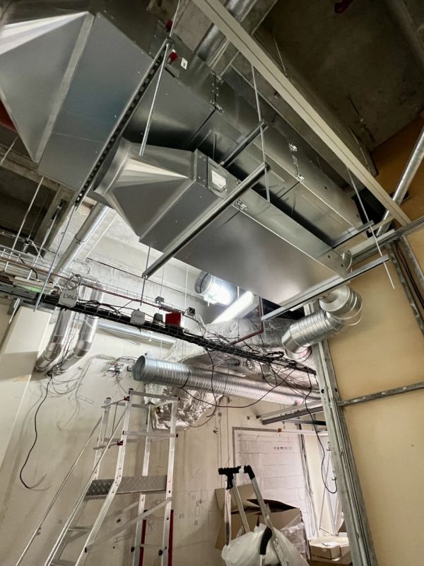 Réseau de gaines techniques et câblage installé en faux plafond d'une salle propre pharmaceutique